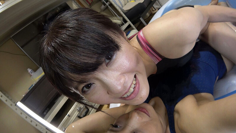 百合川さら 神納花 姉御の個撮 神レズ競泳水着 女が自らカメラを持ち可愛い女子の水着姿をじっとり撮影!親父の個撮ゆずりのハミ毛、ジョリワキ等のフェチ接写はもちろん女に撮られる恥辱放尿やローション密着やレズSEXを完全着衣で楽しむレズハメ撮りAV 17枚目
