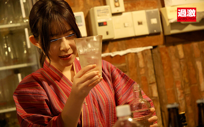営業中の居酒屋でレズ店員にベロベロにさせられてこっそり手マンでお漏らしイキしまくる敏感女 3枚目