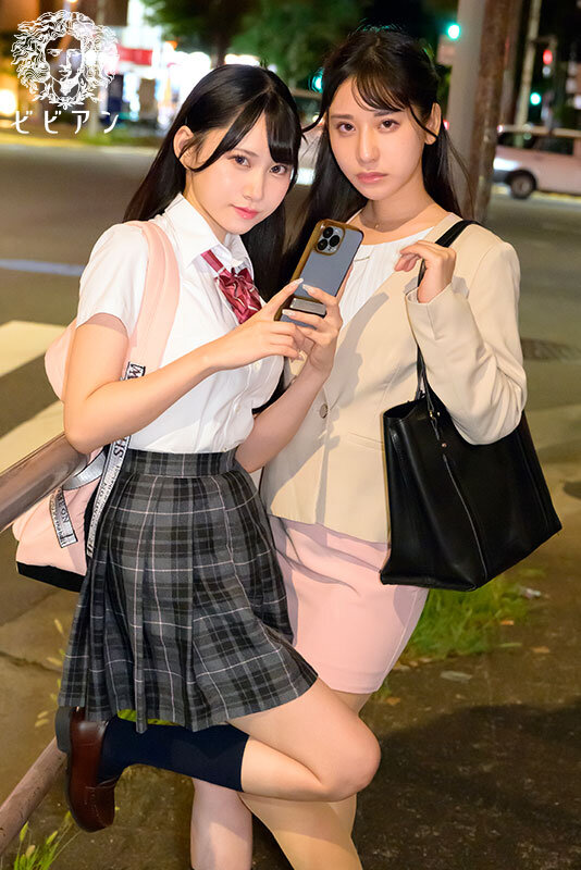 限界OLと家出少女 心の穴を埋めるように温もりを求めレズセックスに溺れていく濃密同棲生活 1枚目