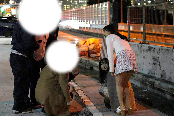 「ひそひそ声が聞こえる中で…」エアコンが壊れた夜行バスの狭い座席で年末帰省中に爆乳レズビアンに痴●される汗だく爆乳女子大生 1枚目